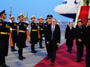 İngiltərənin Baş naziri Kir Starmer Çin Baş naziri Li Çianqın dəvəti ilə rəsmi səfər çərçivəsində Pekinə gəlib. 