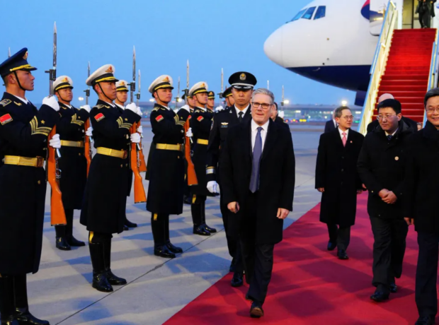 İngiltərənin Baş naziri Kir Starmer Çin Baş naziri Li Çianqın dəvəti ilə rəsmi səfər çərçivəsində Pekinə gəlib.