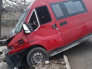 Samuxda mikroavtobus qəzaya düşdü: ölü və yaralılar var