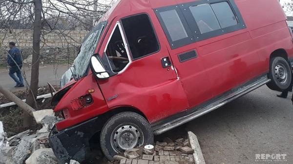 Samuxda mikroavtobus qəzaya düşdü: ölü və yaralılar var