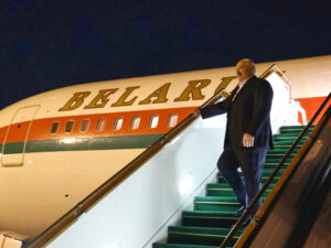 image-01-belarus-prezidenti-lukasenko-dovlet-seferi-aeroport-qarsilanmajpg-1715810612