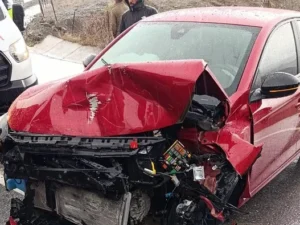 image-752x395-siirtte-ogrenci-servisi-minibusu-ile-otomobil-carpisti-6-yarali-1771939709661