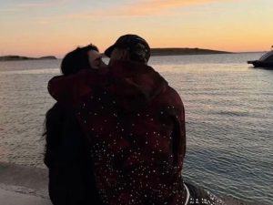 image-dunyaca-unlu-isim-kendisinden-17-yas-buyuk_47722d67c8_amp