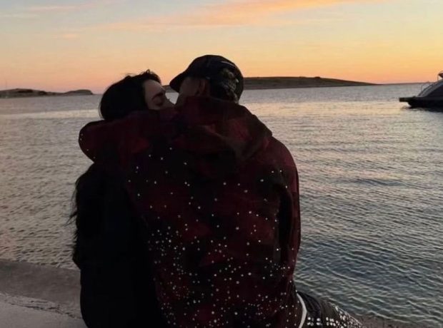 image-dunyaca-unlu-isim-kendisinden-17-yas-buyuk_47722d67c8_amp