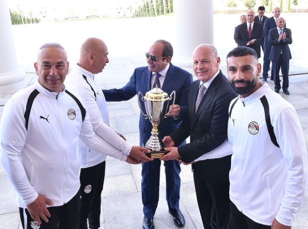Misir prezidenti DÇ-2026-da tarix yazan milli komanda ilə görüşüb