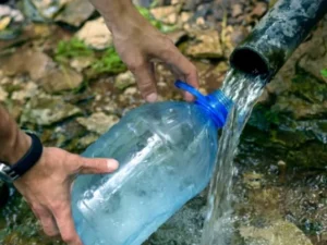 image-un-uomo-riempie-una-bottiglia-di-plastica-con-acqua-proveniente-da-una-fonte-sotterranea-di-acqua-pulita_108611-761_1200-768x403