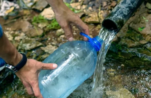 image-un-uomo-riempie-una-bottiglia-di-plastica-con-acqua-proveniente-da-una-fonte-sotterranea-di-acqua-pulita_108611-761_1200-768x403
